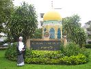 أمام مرقد الشيخ أحمد القمي (ت 1631 م) في العاصمة القديمة لتايلند (أيوت تايا) - رمضان 1430 هـ