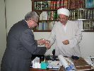 أمين عام مسجد الكوفة السيد موسى الخلخالي يقدّم خاتماً من عقيق تكريماً للشيخ محمد الحسون - 23 شوال 1431 هـ 